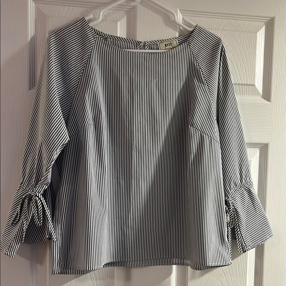 NYTT Black and White Pinstripe Tie-Sleeve Blouse